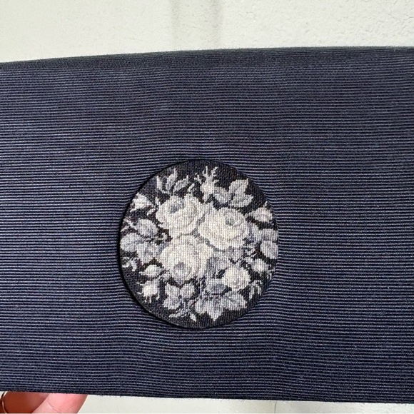 Vintage Black Evening Handbag with Embroidered Detailing from Austria - Picture 3 of 7